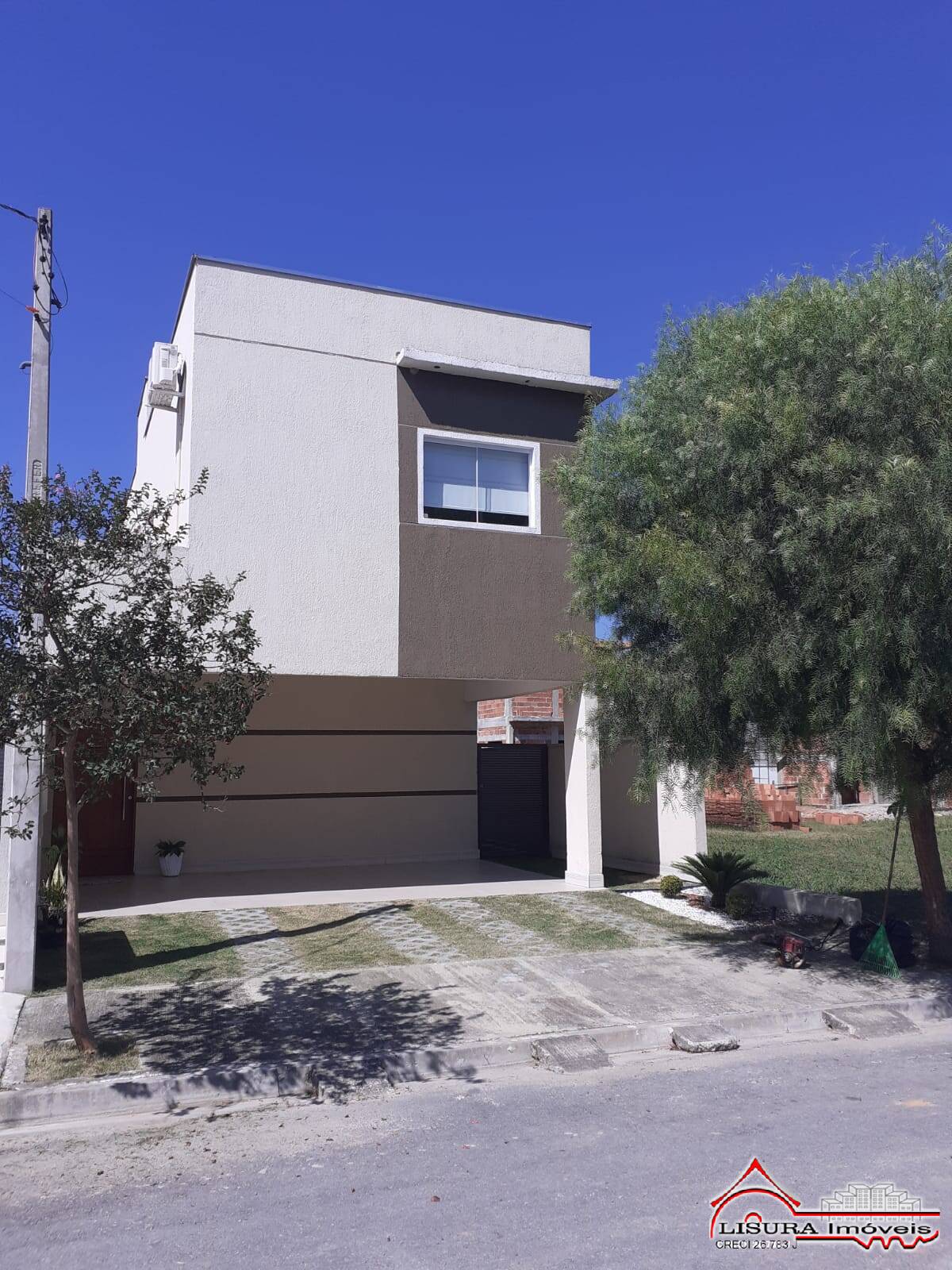 CASA EM CONDOMINIO ALTO PADRÃO JACAREÍ SP MANACAS COM PISCINA NA CASA