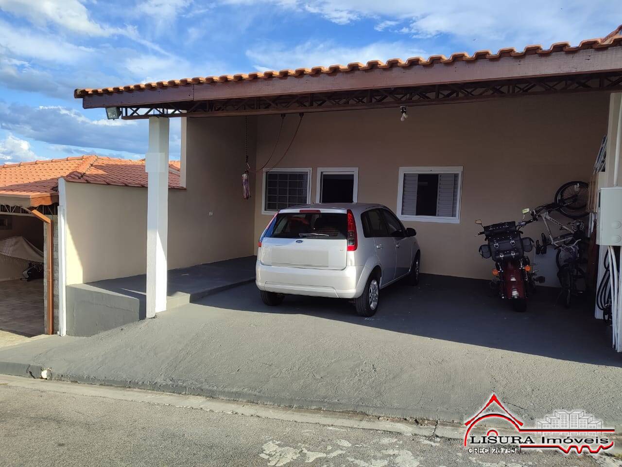 LINDA CASA DE CONDOMÍNIO JD PARAISO COND. AROERAS JACAREÍ SP com piscina