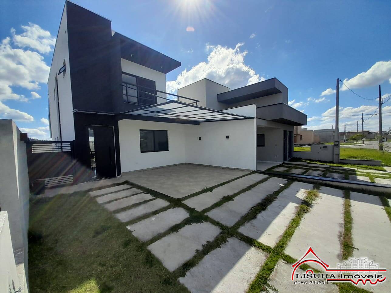 CASA EM CONDOMINIO ALTO PADRÃO JACAREÍ SP MANACAS COM PISCINA NA CASA