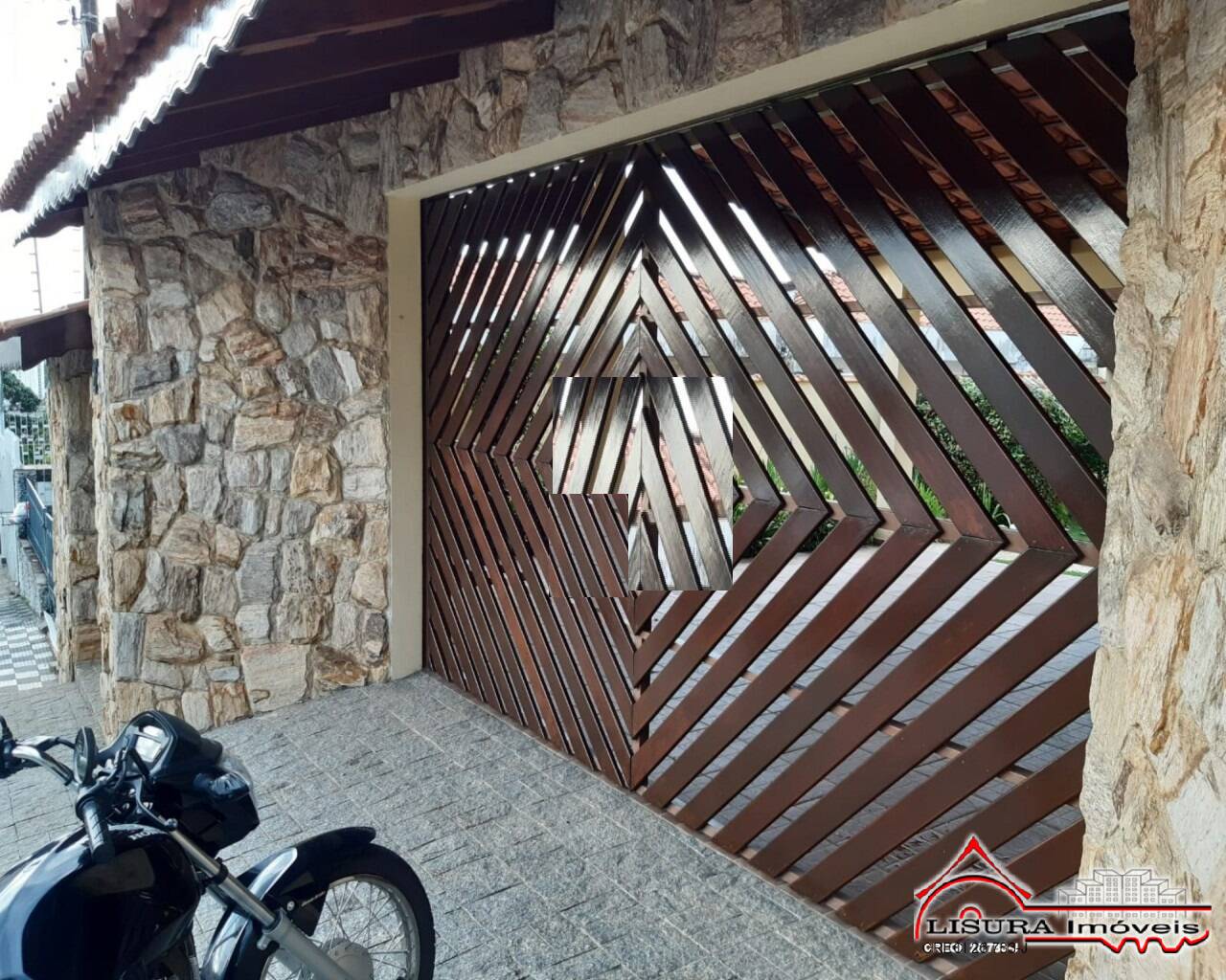 LINDA CASA NO CENTRO DE JACAREÍ SP