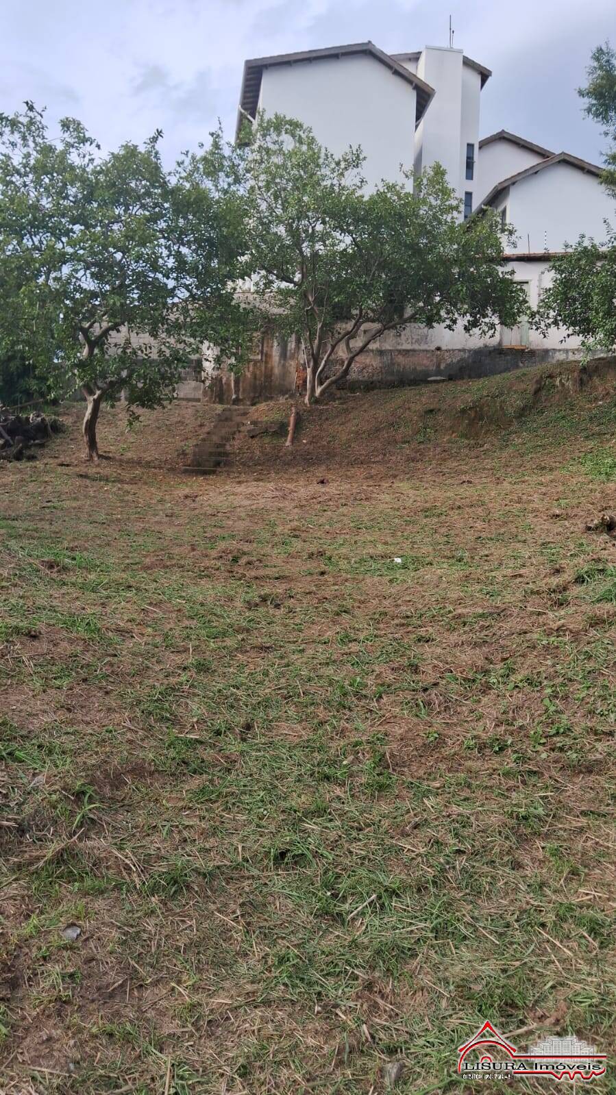TERRENO COM 600 M² NO PQ SANTO ANTONIO JACAREI SP (WM)