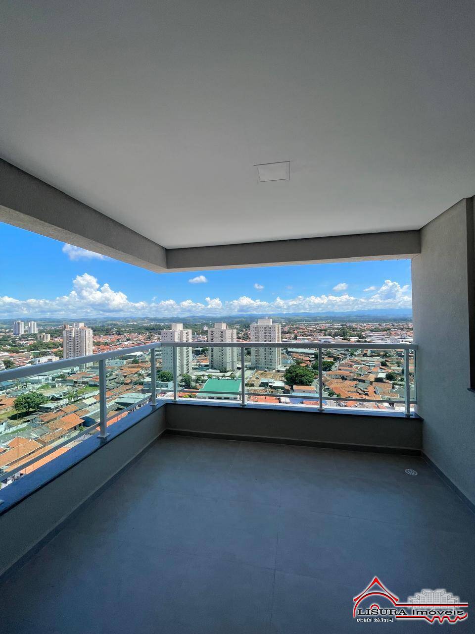 CONDOMINIO BARÃO PALACE JACAREÍ SP ANDAR ALTO, ACEITA CARRO AP NO VILA BRA