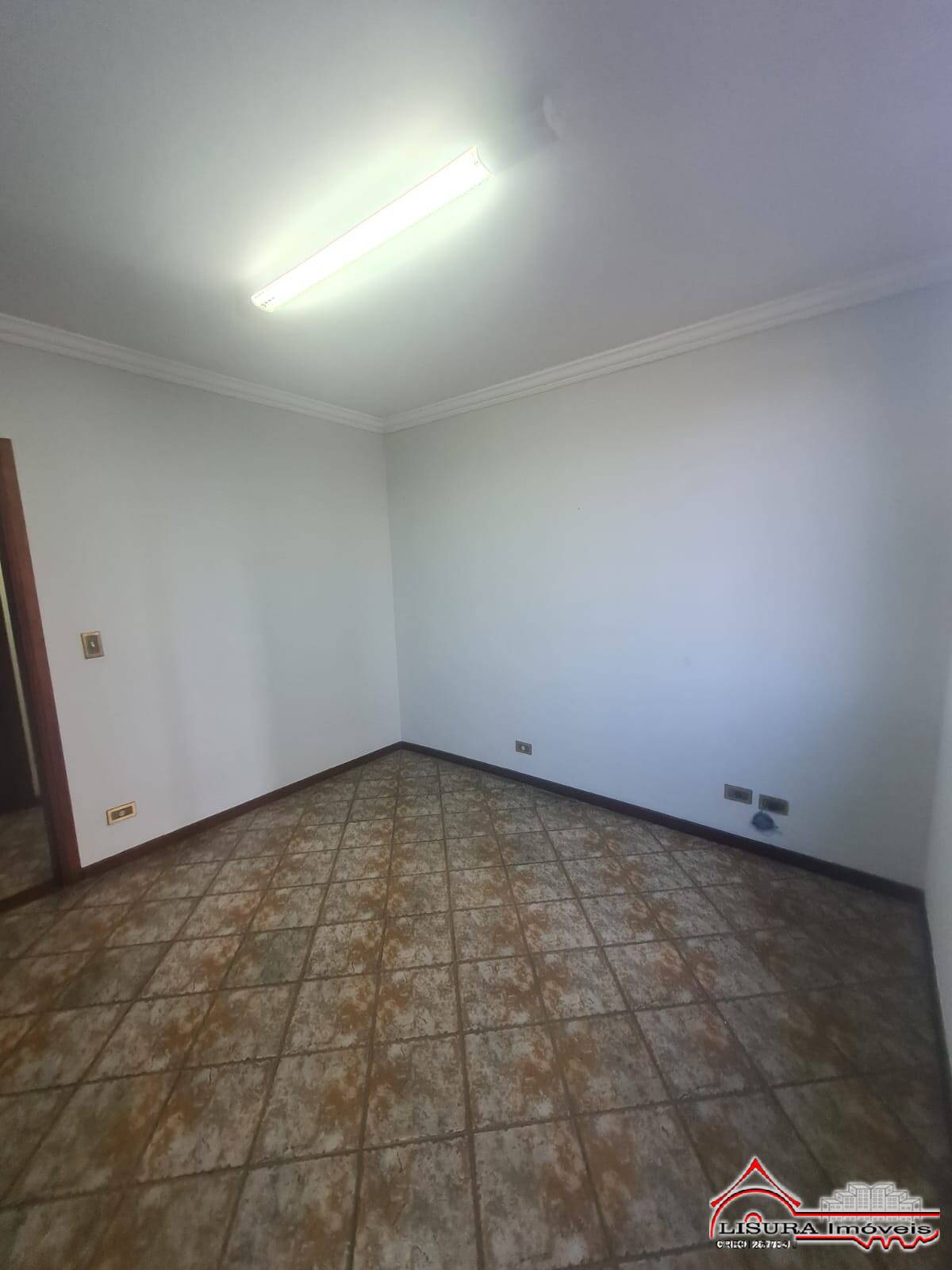 (TI) SALA AO LADO DO FÓRUM DE JACAREI SP PARA LOCAÇÃO