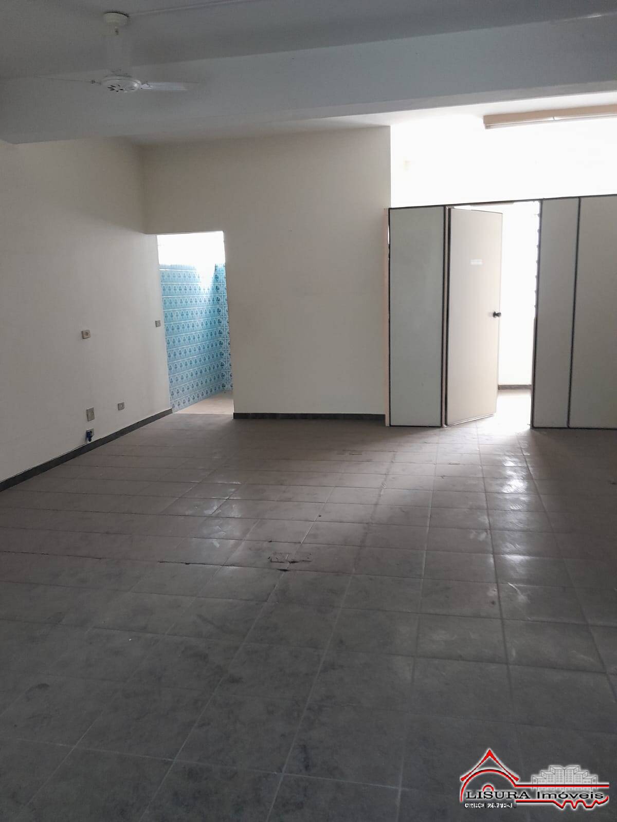 (TI) SALA COMERCIAL NO CENTRO DE JACAREÍ SP PARA LOCAÇÃO