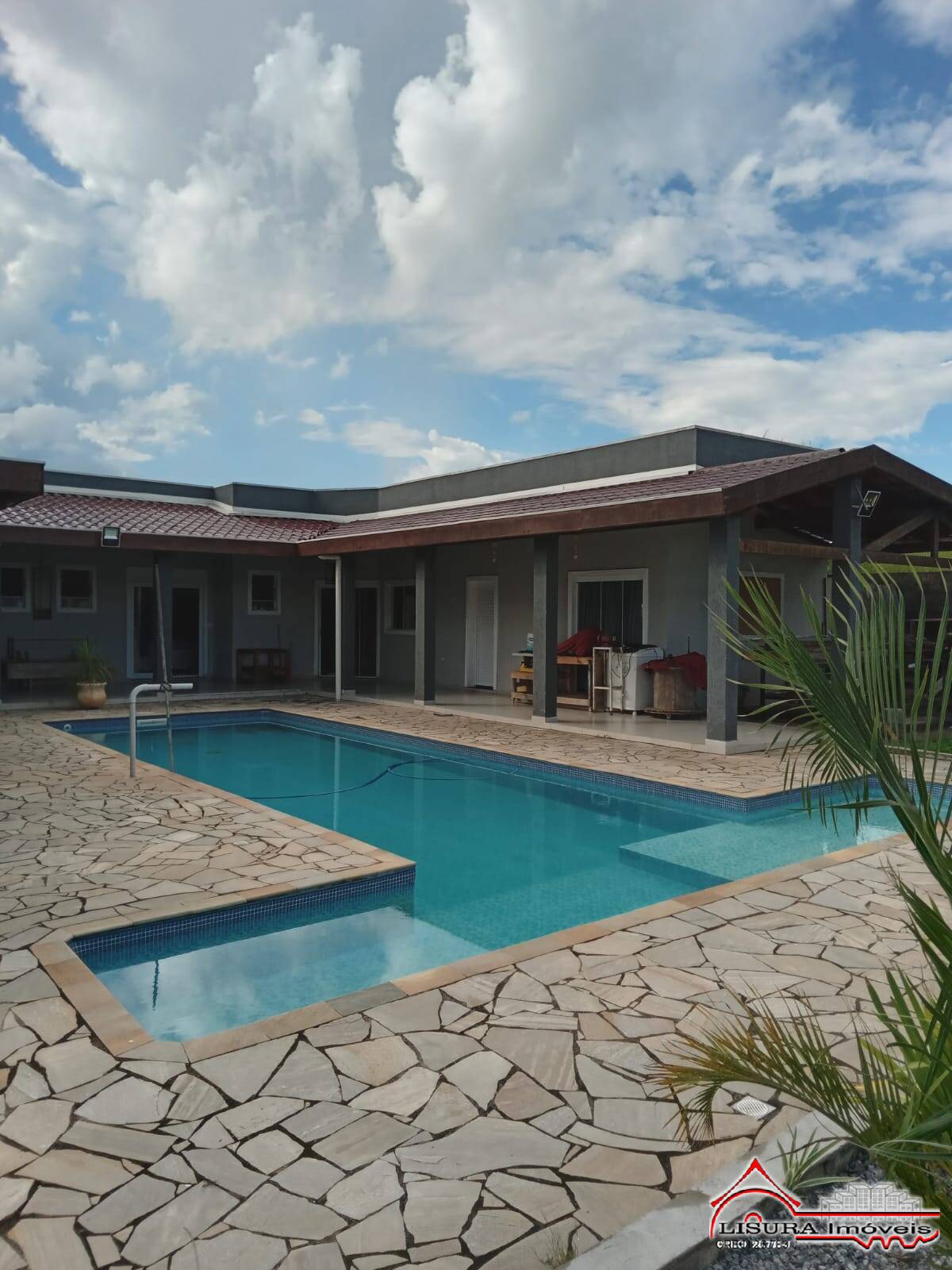 (VM LINDA CASA NO CONDOMÍNIO LAGO DOURADO JACAREÍ SP
