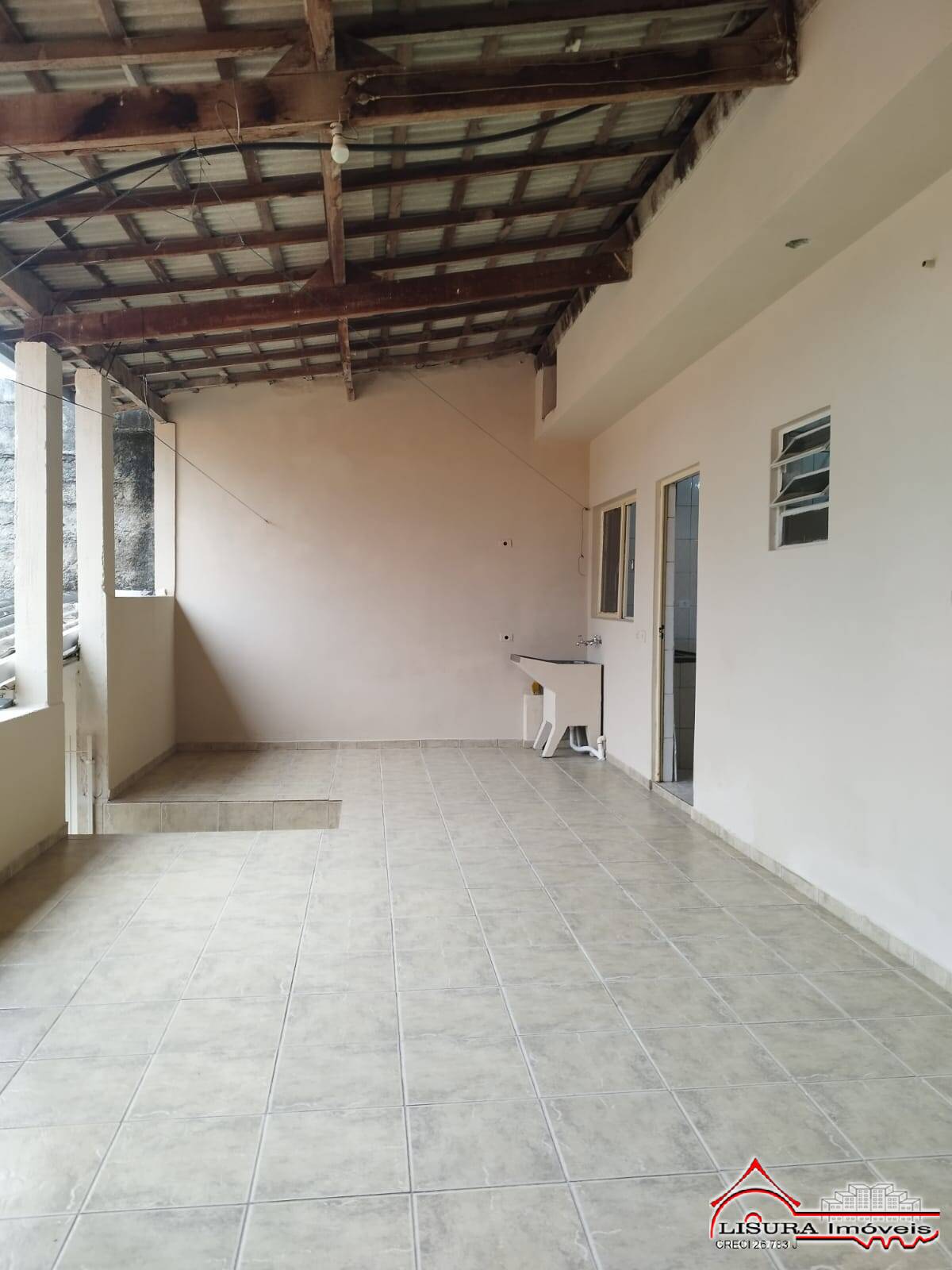 (I) CASA PARA LOCAÇÃO NO JD COLONIA JACAREI SP
