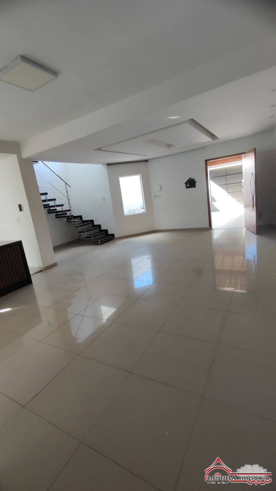 Casa para alugar com 4 quartos, 160m² - Foto 1