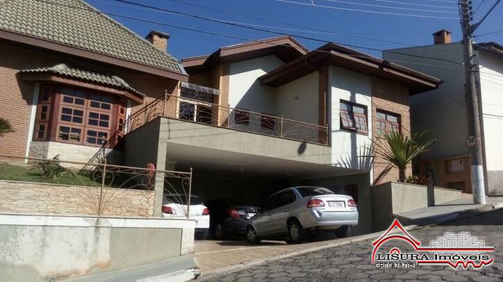 LINDA CASA CONDOMÍNIO JARDIM COLEGINHO JACAREÍ SP