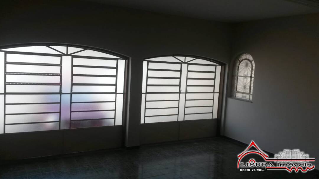 CASA COMERCIAL NO CENTRO DE JACAREÍ SP P/ ESCOLA E CLINICAS
