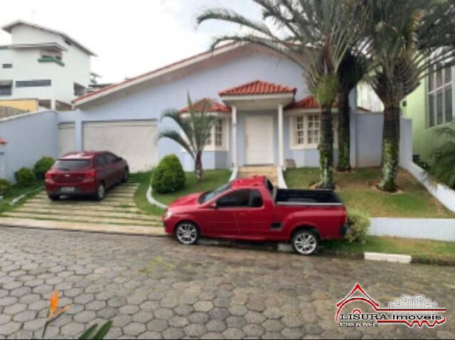 LINDA CASA NO JD COLEGINHO JACAREÍ SP ALTO PADRÃO COM PISCINA