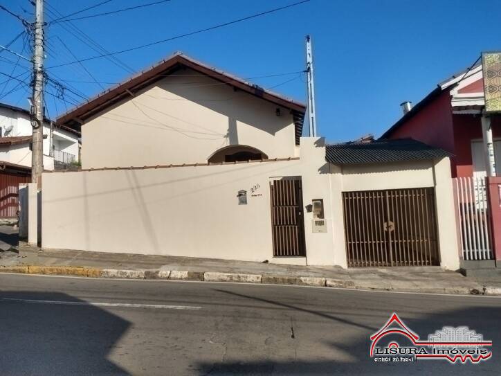 (I) CASA 4 DORMITÓRIOS CENTRO DE JACAREÍ SP VENDA