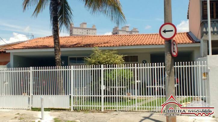 LINDA CASA NO CENTRO DE JACAREÍ PARA VENDA, PRÓXIMO A TUDO!!