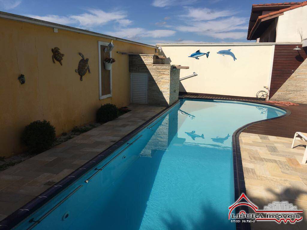 LINDA CASA COM PISCINA JACAREÍ SP