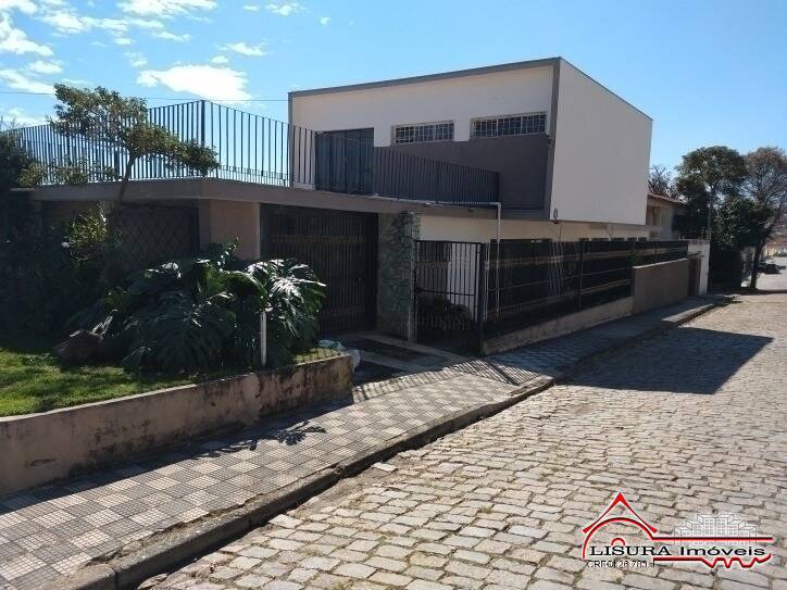 CASA COM CÔMODOS AMPLOS E EDICULA, NO JD BELA VISTA JACAREÍ