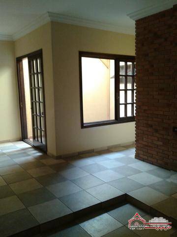 Casa à venda com 3 quartos, 242m² - Foto 2